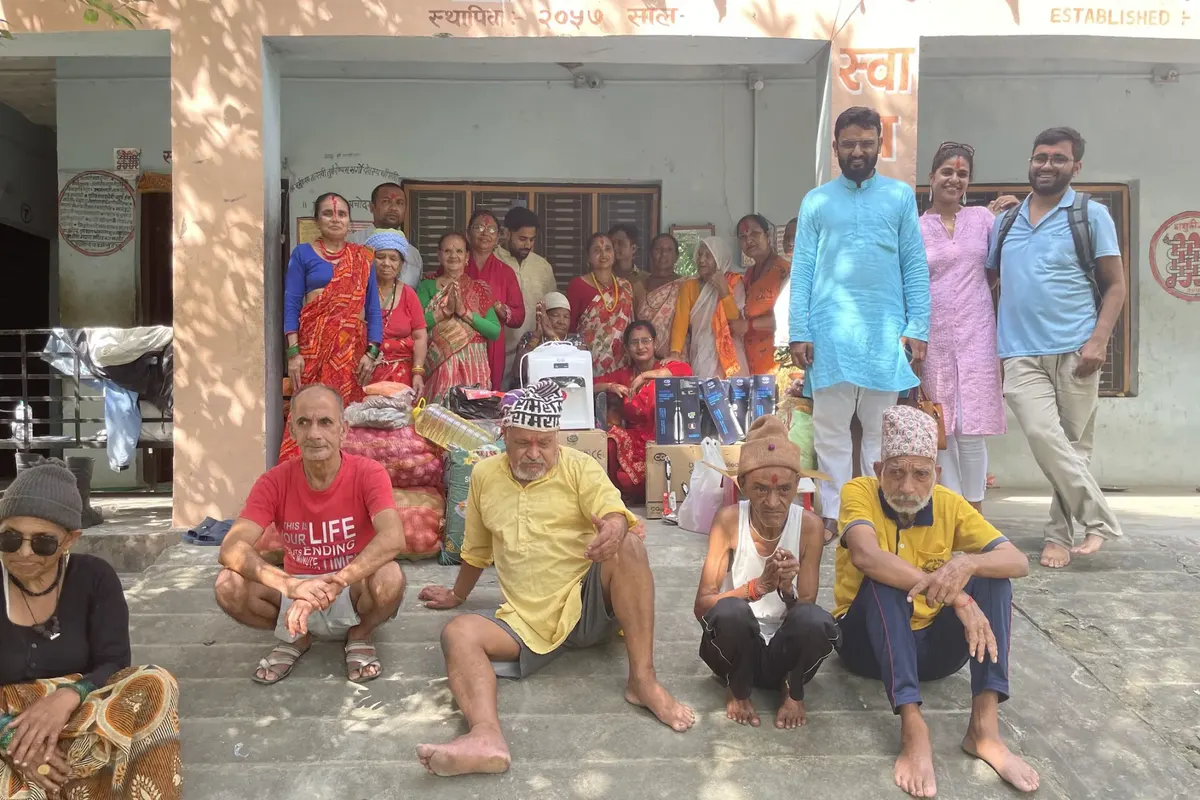 Handing over supplies at Shree Baijanath Dham senior citizens home